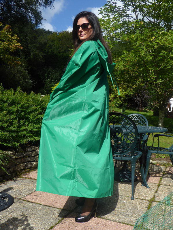 ‘MARILYN’ WATERPROOF CAPE IN GREEN NYLON-SILK - Hamilton Classics Rainwear